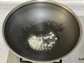 锅里热油，下蒜末爆香。