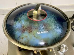 盖上锅盖把白菜煮软。
