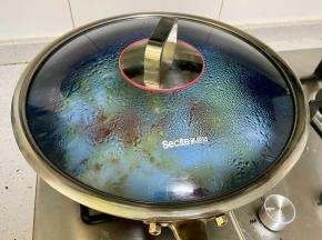 盖上锅盖把白菜煮软。
