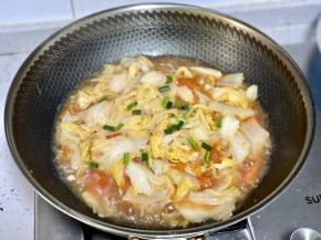 出锅前撒上葱花即可。