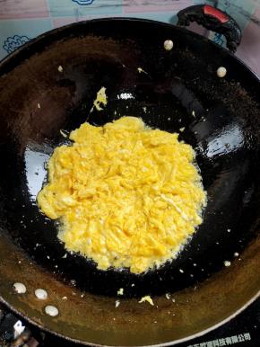 起锅烧油，放入蛋液划散！