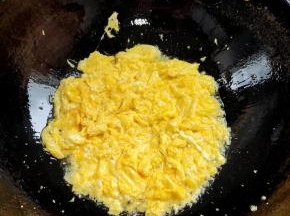 起锅烧油，放入蛋液划散！