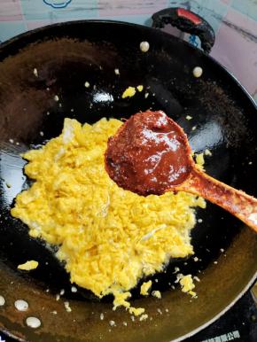 放入一大勺郫县豆瓣酱炒香！（没有郫县豆瓣酱也可以换成海天黄豆酱，味道也很好吃！）