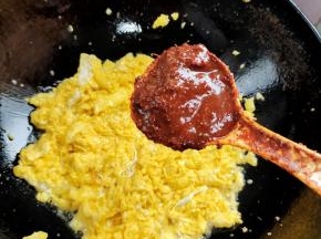 放入一大勺郫县豆瓣酱炒香！（没有郫县豆瓣酱也可以换成海天黄豆酱，味道也很好吃！）