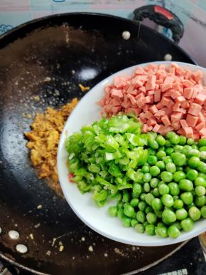 放入青豆，螺丝椒和火腿肠翻炒均匀！