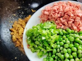 放入青豆，螺丝椒和火腿肠翻炒均匀！
