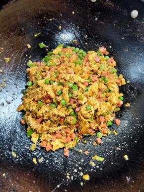 起锅前放入适量的鸡精翻炒均匀即可！