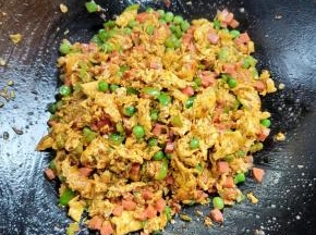 起锅前放入适量的鸡精翻炒均匀即可！