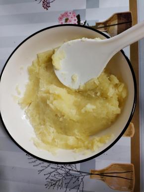 煮熟的土豆按压成泥！