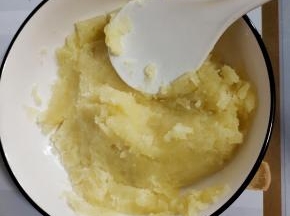 煮熟的土豆按压成泥！