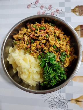 米饭抖散放入稍微大一点的容器中，放入土豆泥，炒好的鸡蛋酱，香菜！（也可以根据自己的喜好，放入自己爱吃的食材！）