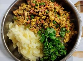 米饭抖散放入稍微大一点的容器中，放入土豆泥，炒好的鸡蛋酱，香菜！（也可以根据自己的喜好，放入自己爱吃的食材！）