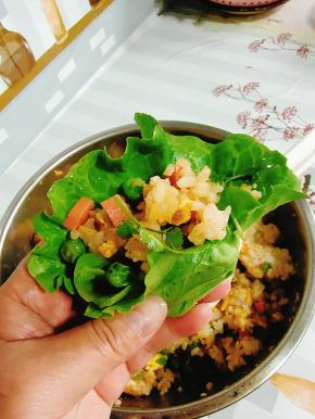 取一片嫩嫩的生菜，挖一勺拌好的米饭，包裹起来就可以吃啦，真是太美味啦！（不喜欢生菜味道的也可以直接吃，就是我们经常吃的拌饭啦！）