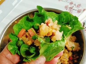 取一片嫩嫩的生菜，挖一勺拌好的米饭，包裹起来就可以吃啦，真是太美味啦！（不喜欢生菜味道的也可以直接吃，就是我们经常吃的拌饭啦！）