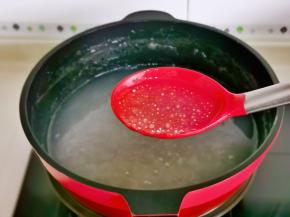 一边搅拌，煮到西米中间有一点点白色，盖锅盖煮1分钟关火焖10分钟。