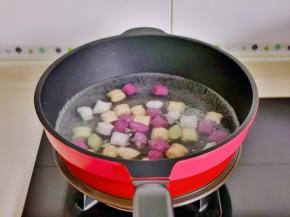 锅中加水烧开下芋圆，中火煮，圆子漂浮在水面上就熟了。