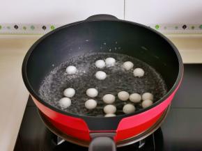 水烧开后下小圆子，中火煮熟。