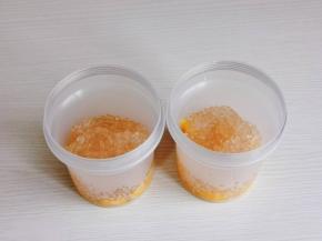 芒果肉放入杯中，再加入西米。