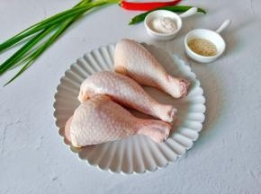 准备鸡腿，辣椒以及配料。