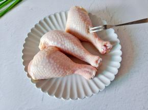 鸡腿用刀叉多扎一点小洞，便于腌制的时候入味。