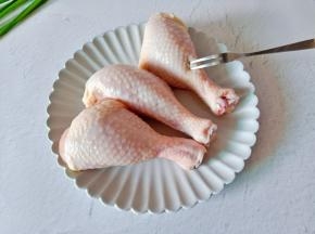 鸡腿用刀叉多扎一点小洞，便于腌制的时候入味。