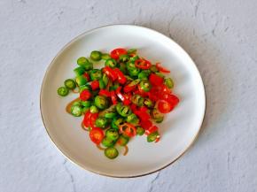 青红辣椒切成辣椒圈。