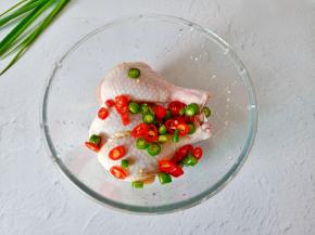 把鸡腿放入容器里，撒上辣椒段。