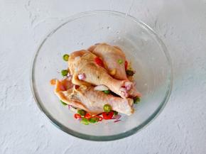 戴上手套给鸡腿按摩。