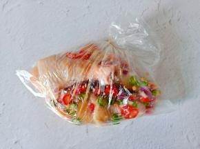 放入保鲜袋，放冰箱冷藏腌制一夜。