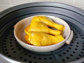 腌制好的鸡腿把配料去除干净，放入蒸锅蒸10分钟左右。