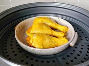 腌制好的鸡腿把配料去除干净，放入蒸锅蒸10分钟左右。