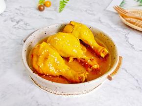 蒸好的鸡腿撒上芝麻。