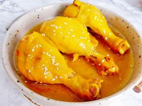 色泽金黄，鸡肉鲜嫩多汁。