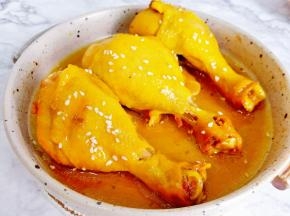 色泽金黄，鸡肉鲜嫩多汁。