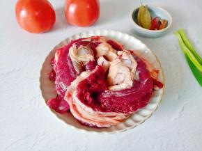 准备新鲜的牛腩，番茄，香料。