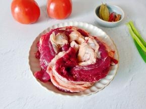 准备新鲜的牛腩，番茄，香料。