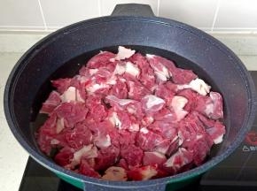 牛腩冷水下锅焯水（冷水下锅焯水可以把肉质里的杂质都渗透出来。）