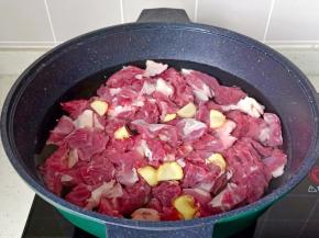 加少许的生姜片。