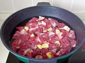 加少许的生姜片。