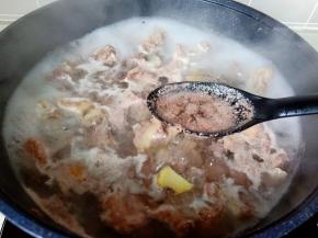 开大火焯水两分钟左右，水开后撇取去表面的浮沫，焯水后把牛腩清洗一下，沥干水分。