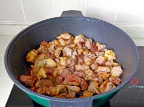 翻炒之牛腩裹上一层糖色。