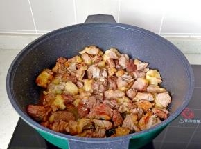 翻炒之牛腩裹上一层糖色。