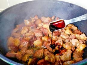 加入老抽一勺上色。