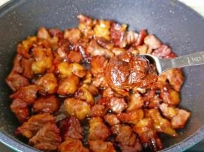 加入一勺豆瓣酱。