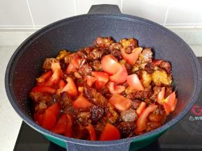放入2/3的番茄块翻炒均匀。