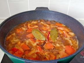 加入适量的开水，放入香料开大火煮开，转中小火炖煮一小时。