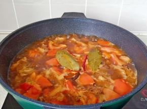 加入适量的开水，放入香料开大火煮开，转中小火炖煮一小时。