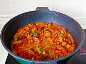 最后开大火收汁，放入葱花即可出锅。