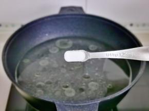 锅中加水，盐，滴几滴油烧开。