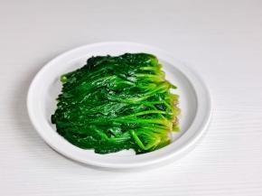 挤干水分摆盘。